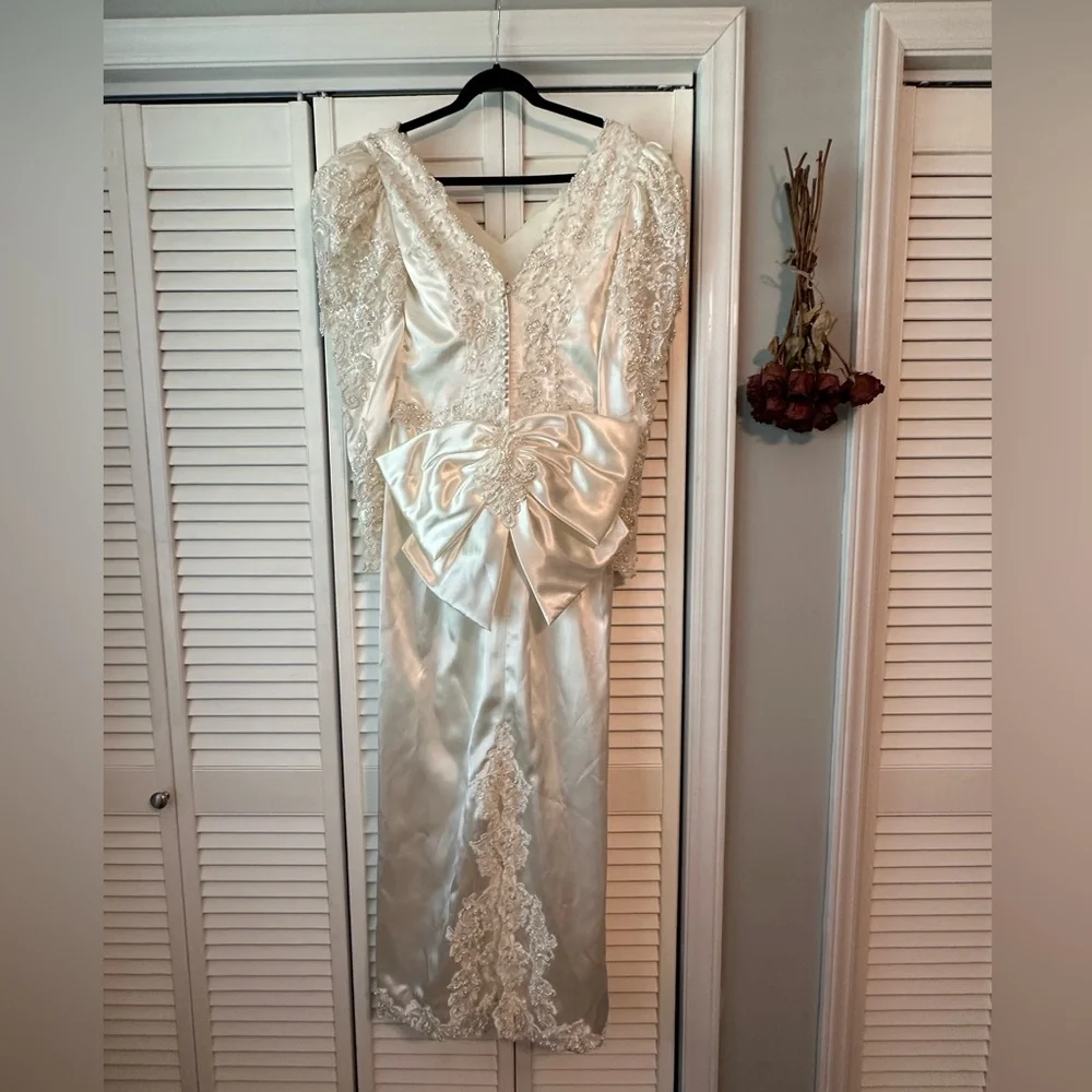 Stunning classic wedding dress - Picture 8 of 16